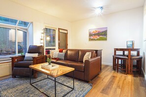 Smart TV, fireplace, table tennis, books - Snowater Resort Condo with Fireplace, Pool, amenities and River access (Glacier)