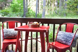 Outdoor dining - Snowater Resort Condo with Fireplace, Pool, amenities and River access (Glacier)