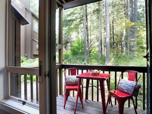 Outdoor dining - Cozy Luxe corner Condo - King Bed - Fireplace (Glacier)