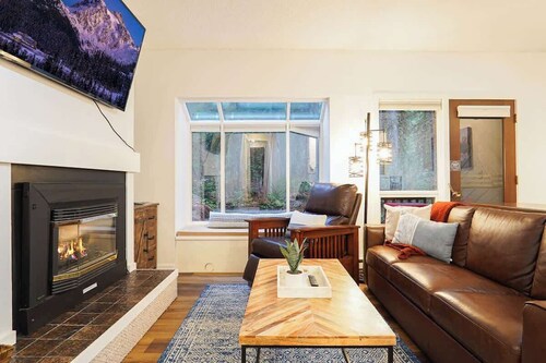 Mt Baker Den • Pools, Hot Tubs + Fireplace