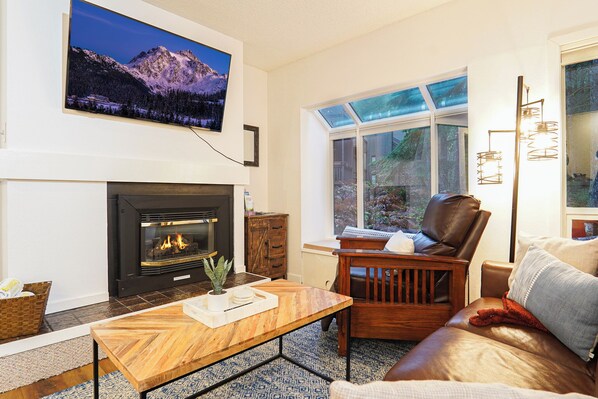 Smart TV, fireplace, table tennis, books - Snowater Resort Condo with Fireplace, Pool, amenities and River access (Glacier)