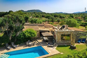 Une villa dotée d’une piscine, d’un espace extérieur aménagé et offrant une vue sur le paysage environnant.