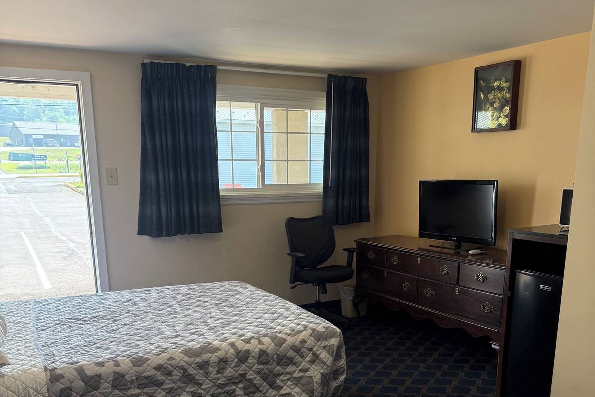 Basic Double Room | Free WiFi, bed sheets