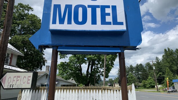 Une enseigne de motel portant l’inscription « Bing’s Motel ».