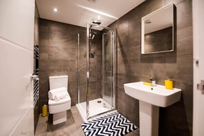 Shower, hair dryer, towels, soap - Charles Alexander Short Stay - Windmill House Apt 5 (Lytham Saint Annes)