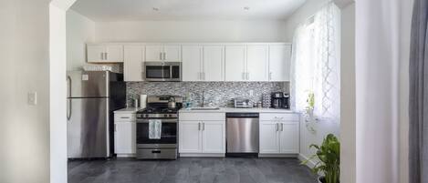 ثلاجة، ميكروويف، فرن، موقد طهي مسطح