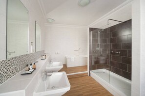 Free toiletries, hair dryer, towels, soap - The Golden Lion Hotel (Hunstanton)