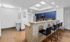 Kylskåp, mikrovågsugn, ugn och spishäll