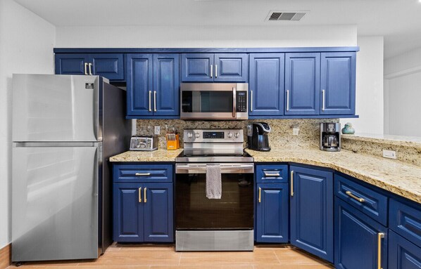 ثلاجة، ميكروويف، فرن، موقد طهي مسطح