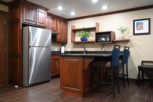 Executive 1 Bedroom Chaise Twin Sofa Bed | Cocina privada | Cafetera o tetera