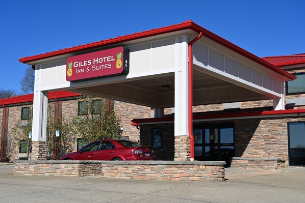 A hotel with a red roof and a sign that reads "Giles Hotel Inn & Suites." - Giles Hotel Inn & Suites (Pulaski)