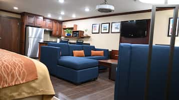 Executive 1 Bedroom Chaise Twin Sofa Bed | เตียงพร้อมฟูกเสริมที่นอน, ห้องพักตกแต่งอย่างมีเอกลักษณ์