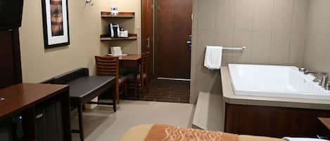 Deluxe Room King Bed Jacuzzi | Pillowtop beds, individually decorated, individually furnished, desk