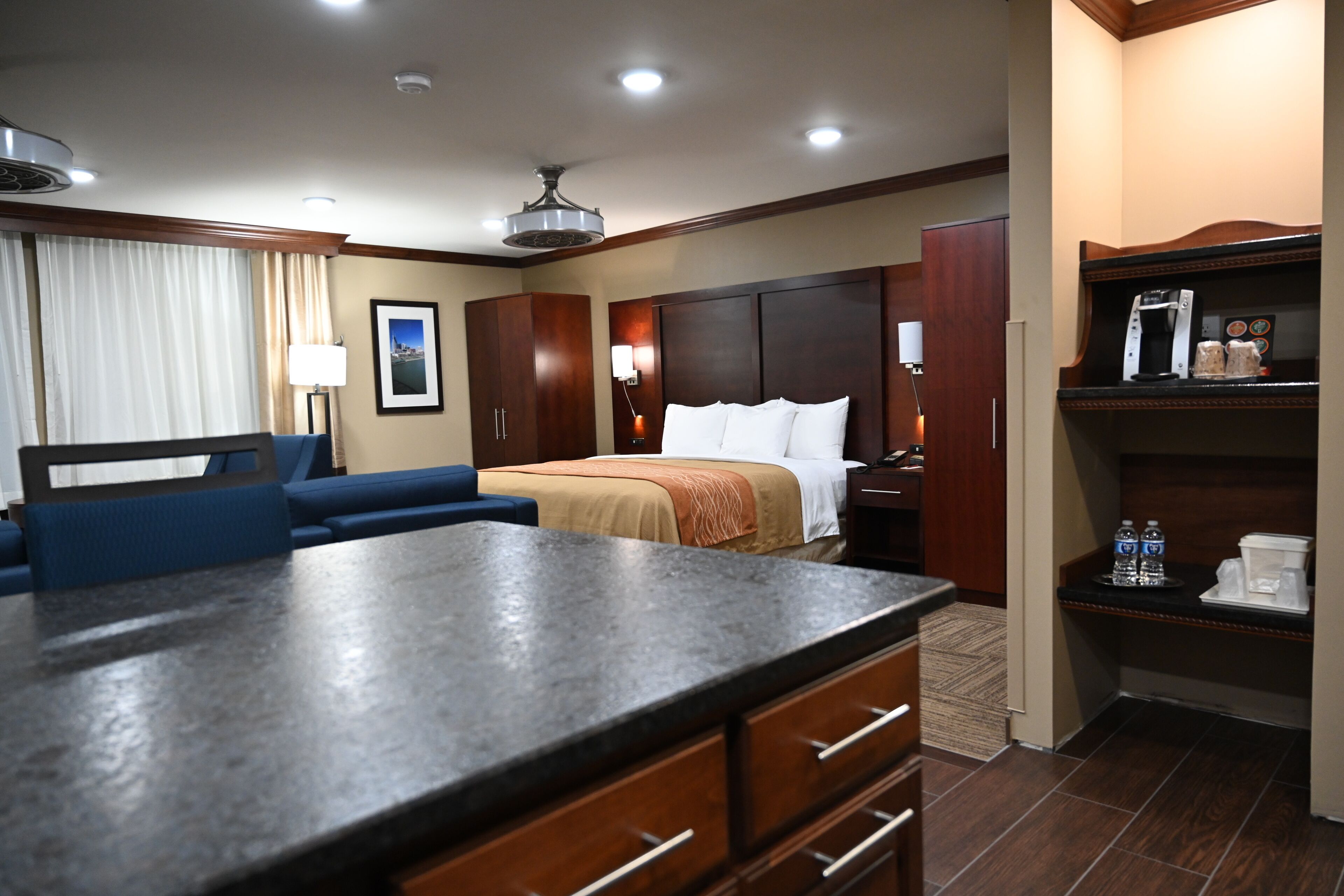 executive 1 bedroom chaise twin sofa bed | in-room dining