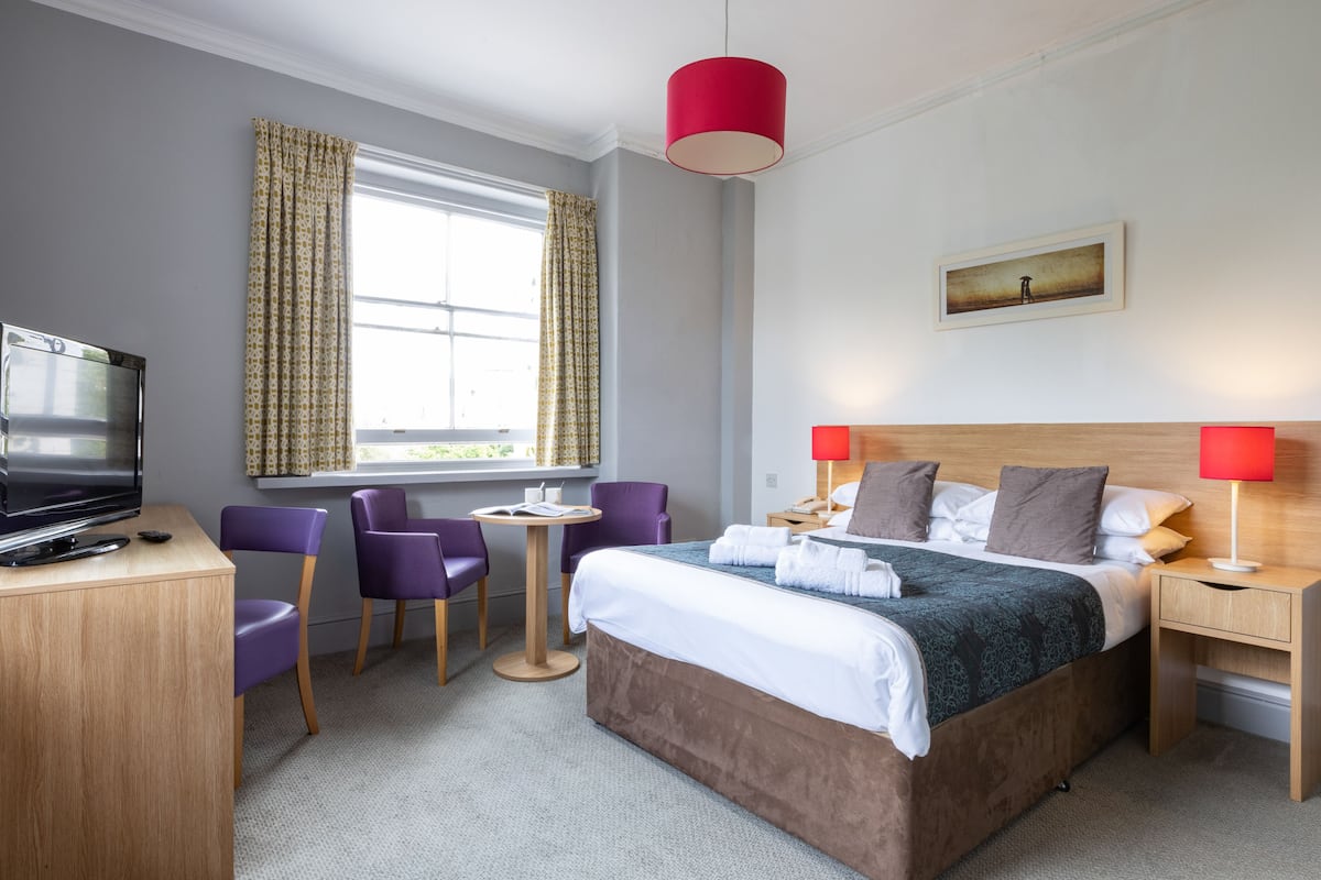 Iron/ironing board, free WiFi, bed sheets