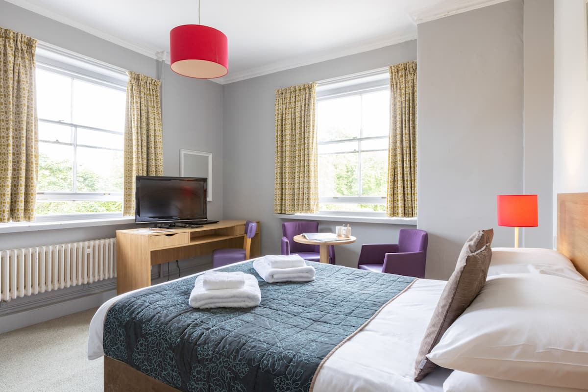 Iron/ironing board, free WiFi, bed sheets
