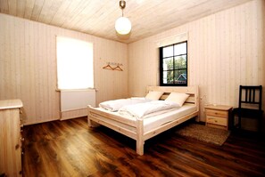 7 chambres, bureau, fer et planche à repasser, lit de bébé portatif