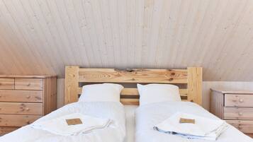 7 dormitorios, escritorio, tabla de planchar con plancha y cuna de viaje