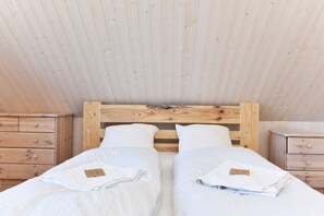 7 Schlafzimmer, Schreibtisch, Bügeleisen/Bügelbrett, Reisekinderbett