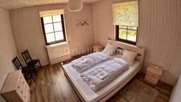 7 bedrooms, desk, iron/ironing board, travel crib