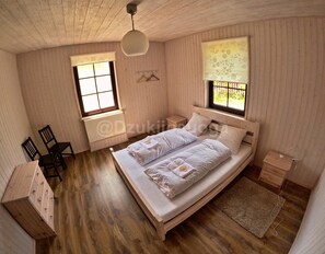 7 bedrooms, desk, iron/ironing board, travel cot