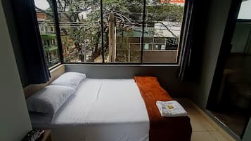 Minibar, escritorio y espacio para trabajar con laptop