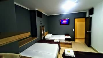 Kamar Triple Standar | Minibar, meja kerja, ruang kerja ramah laptop, dan kedap suara