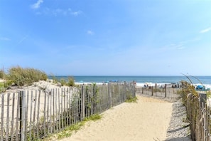 Una spiaggia nelle vicinanze