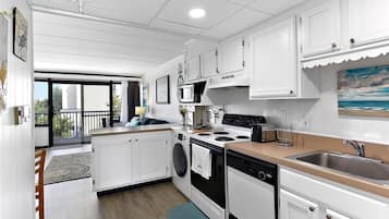 Kylskåp, mikrovågsugn, ugn och spishäll