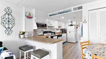 Kylskåp, mikrovågsugn, ugn och spishäll