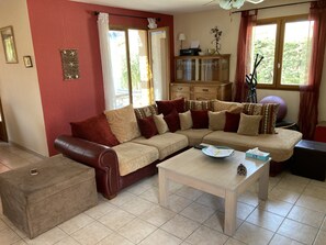 TV, caminetto, lettore DVD, stampante