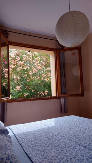 3 bedrooms, iron/ironing board, travel cot, free WiFi