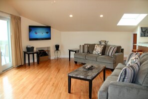 Een smart-tv en boeken