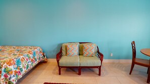 1 bedroom, free WiFi, bed sheets - Walk to Sandfest,  Shared Pools, Boardwalk to the Beach (Port Aransas)
