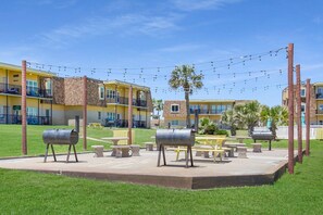 Outdoor dining - Walk to Sandfest, Shared Pools, Boardwalk to Beach (Port Aransas)