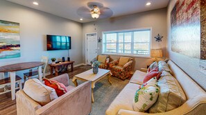 TV - Walk to Sandfest, Shared Pools, Boardwalk to Beach (Port Aransas)