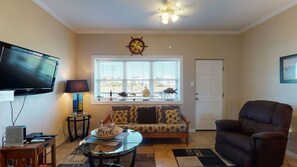 TV - Walk to Sandfest, Shared Pools, Boardwalk to Beach (Port Aransas)