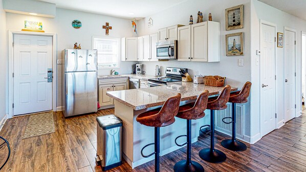 Kylskåp, mikrovågsugn, ugn och spishäll