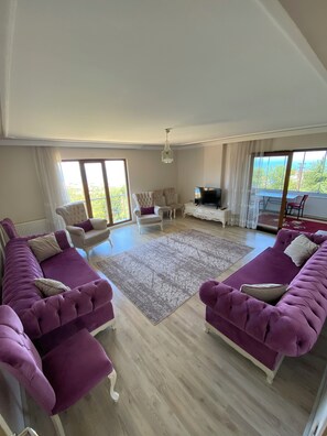 Appartement familial, 4 chambres | Aire de séjour | Téléviseur ACL