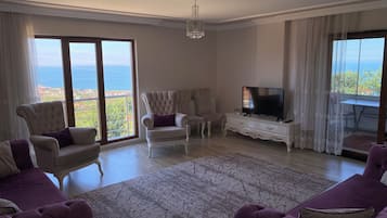 Familieleilighet, 4 soverom | Oppholdsområde | LCD-TV