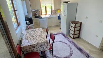Appartement Familial, 4 chambres | Cuisine privée | Réfrigérateur, batterie de cuisine, vaisselle et ustensiles