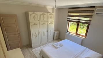 Family Apartment, 4 Bedrooms | 3 bedrooms, soundproofing, free WiFi