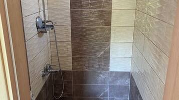 Family Apartment, 4 Bedrooms | Bathroom | Shower, slippers, towels