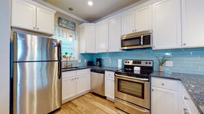 Refrigerador, microondas, horno y parrilla de estufa 