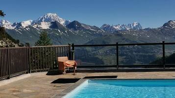 Een buitenzwembad en een verwarmd zwembad