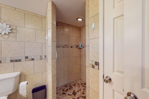 Combined shower/tub, hair dryer, towels - Walk to Sandfest,  Shared Pools, Boardwalk to the Beach (Port Aransas)