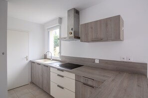 Réfrigérateur, four à micro-ondes, un four, lave-vaisselle