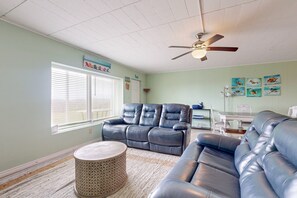 TV - Walk to Sandfest,  Shared Pools, Boardwalk to the Beach (Port Aransas)