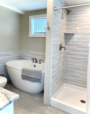 Combined shower/bathtub, hair dryer, towels, toilet paper