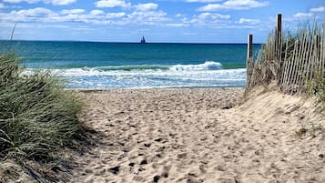 Nära stranden och solstolar